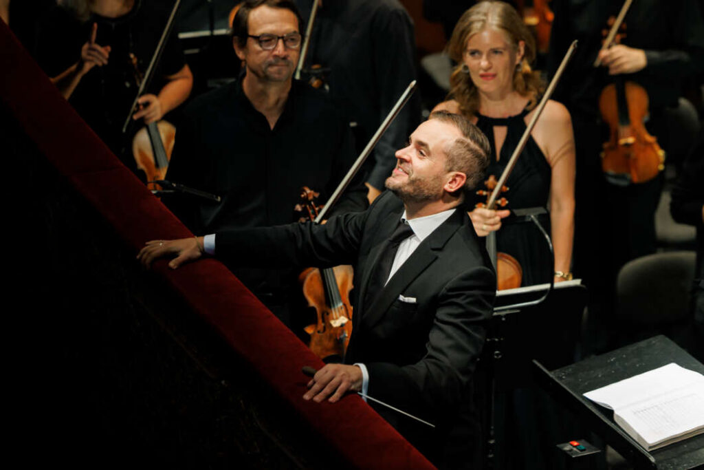 De Vila-real a dirigir en el Liceu, Josep Gil lleva su pasión por la música a los grandes escenarios de la ópera