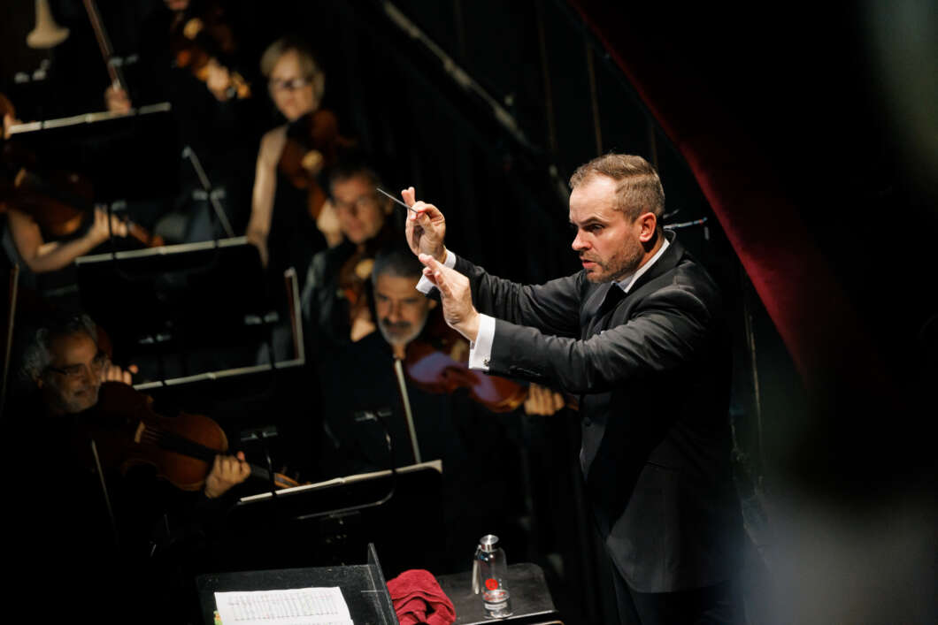 De Vila-real a dirigir en el Liceu, Josep Gil lleva su pasión por la música a los grandes escenarios de la ópera