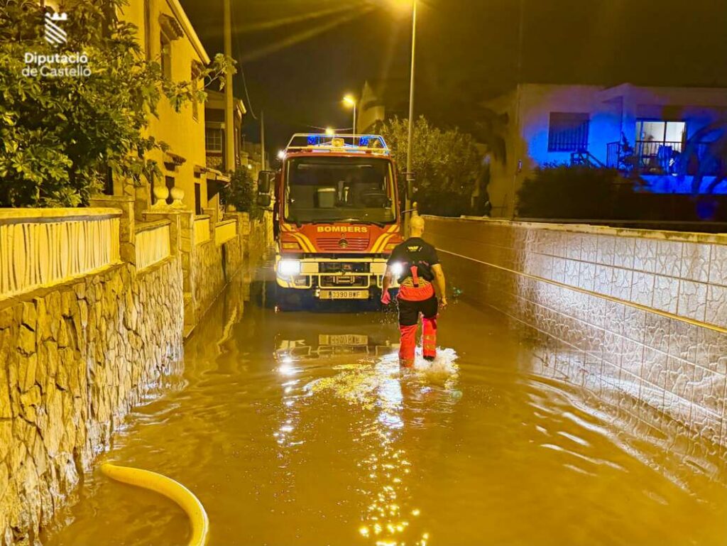 La alerta roja deja una noche de lluvias intensas, calles anegadas y 41 incidencias