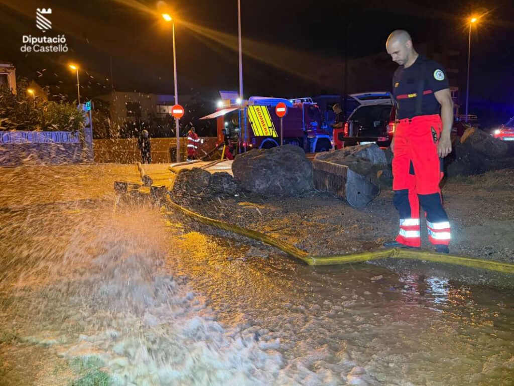La alerta roja deja una noche de lluvias intensas, calles anegadas y 41 incidencias