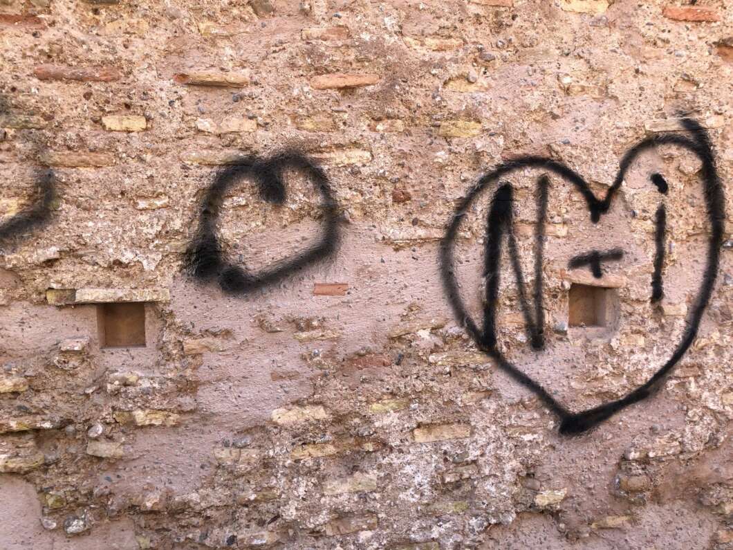 Moncofa denunciará ante la Guardia Civil las pintadas en su muralla medieval