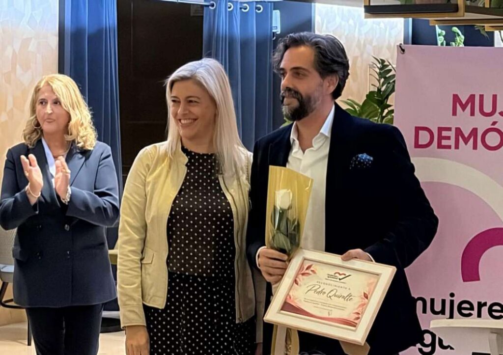 Mujeres por la Igualdad homenajea a Pepe Mora y al barítono Pedro Quiralte