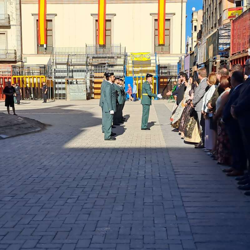 Nules iza la bandera de España y homenajea a las fuerzas de seguridad