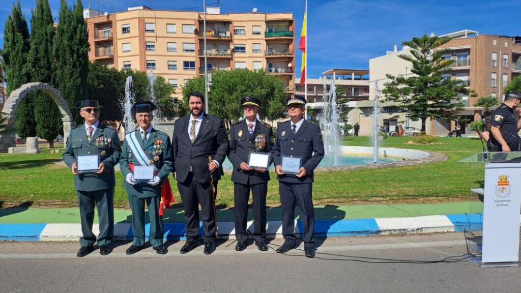 Nules iza la bandera de España y homenajea a las fuerzas de seguridad