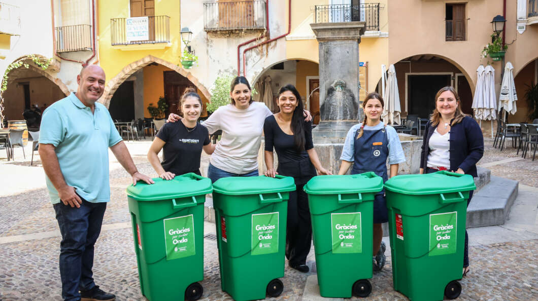 Onda reparte 30 contenedores a la hostelería para mejorar la limpieza de sus calles