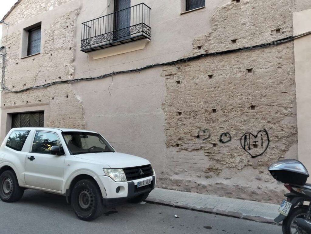 Moncofa denunciará ante la Guardia Civil las pintadas en su muralla medieval